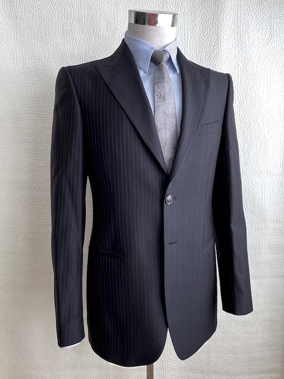 Aprender acerca 40+ imagen giorgio armani pinstripe suit - Abzlocal.mx