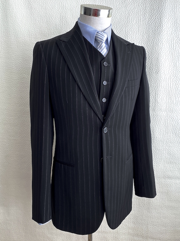 Arriba 40+ imagen armani striped suit