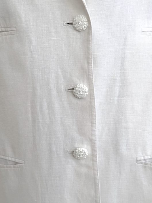 VTG Chanel white linen jacket "CC" logo buttons