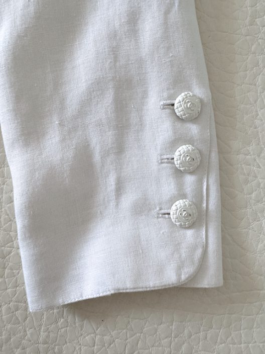 VTG Chanel white linen jacket "CC" logo buttons