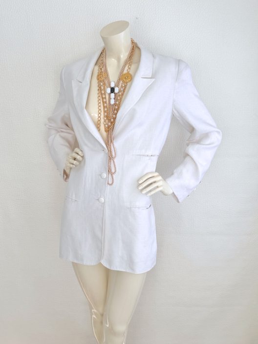 VTG Chanel white linen jacket "CC" logo buttons