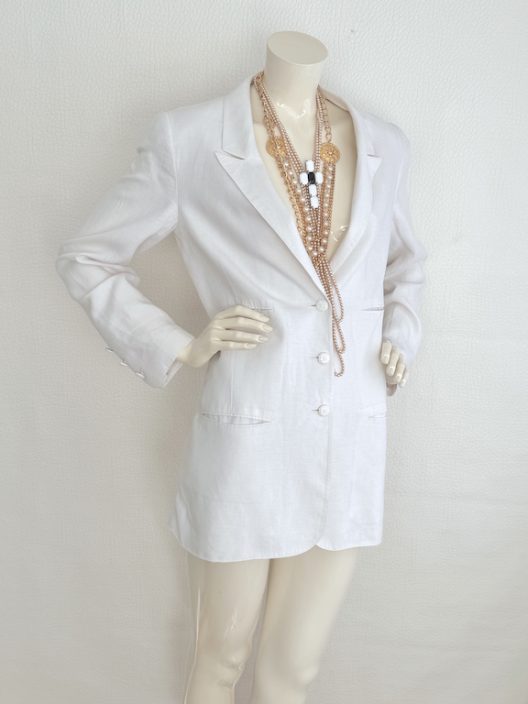 VTG Chanel white linen jacket "CC" logo buttons