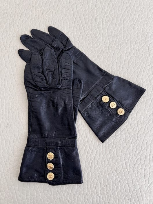 VTG Chanel black leather gloves "CC"Logo Buttons