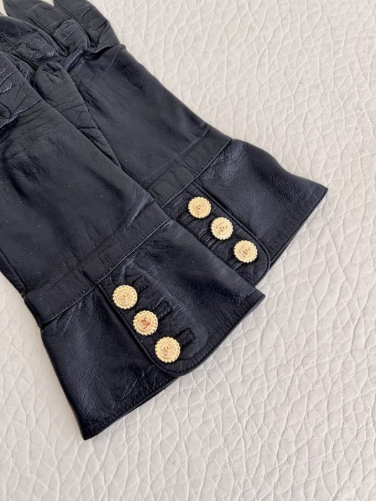VTG Chanel black leather gloves "CC"Logo Buttons