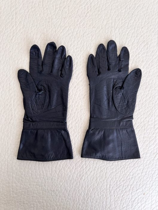 VTG Chanel black leather gloves "CC"Logo Buttons - Image 7