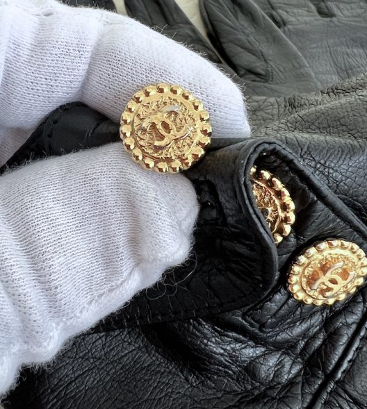 VTG Chanel black leather gloves "CC"Logo Buttons - Image 6