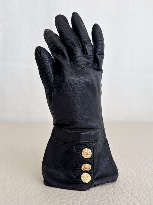 VTG Chanel black leather gloves "CC"Logo Buttons
